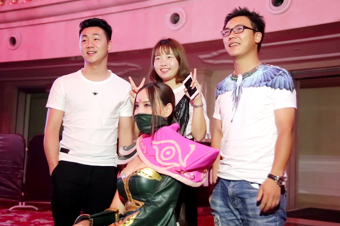 2016国际邀请赛中国区预选赛最美TA采访现场玩家