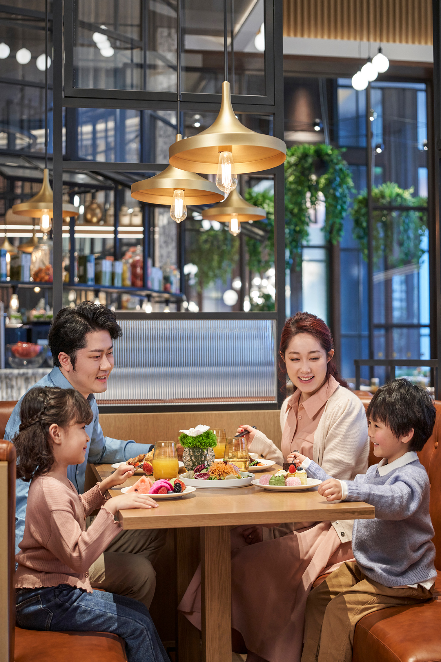 663ef27bf8fcd0da1d64f85291b65799.jpg 前香汇家庭 用餐 2 Family dining at QT Kitchen 2.jpg